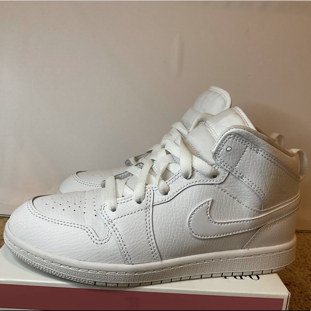 (WHITE) Air Jordan Mid 1  (SIZE 3 kids)